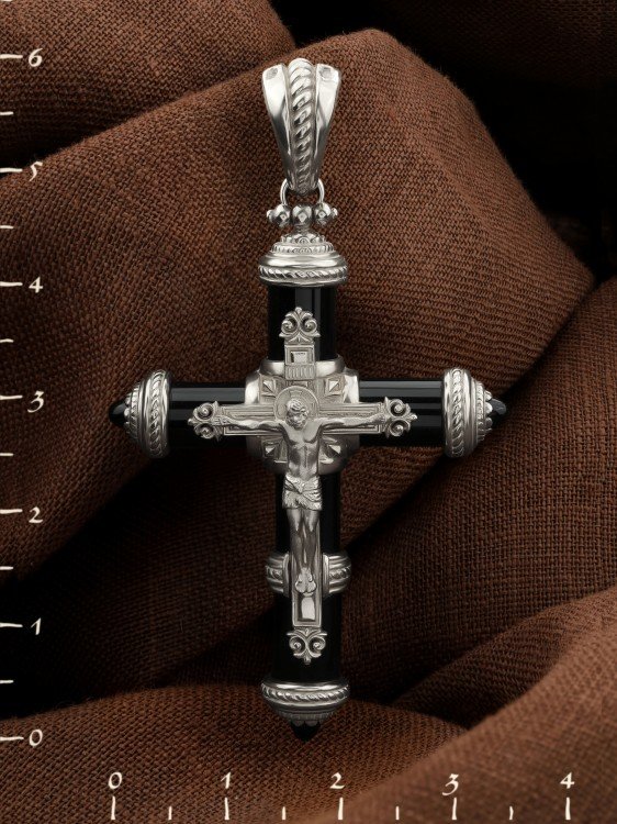 Крест из белого золота c ониксом