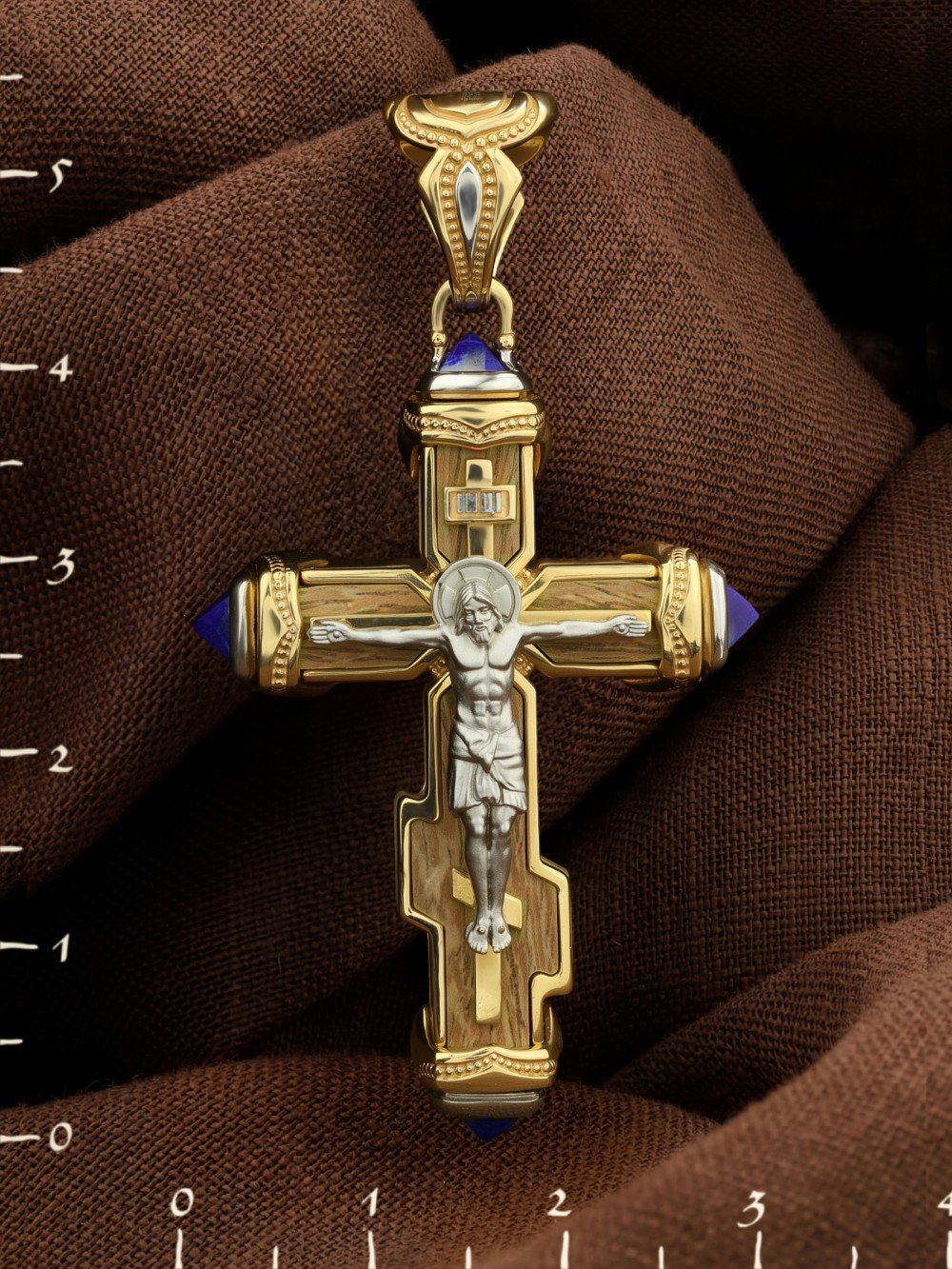 Крест из лимонного золота c лазуритом и железным деревом