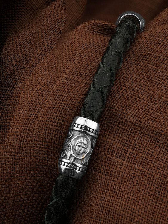 Браслет из белого золота c кожаным шнурком