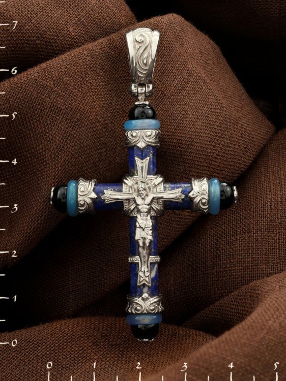 Крест из белого золота c ониксом, агатом и лазуритом