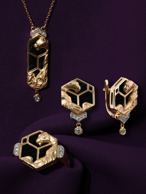 Кольцо из золота c бриллиантами и ониксом