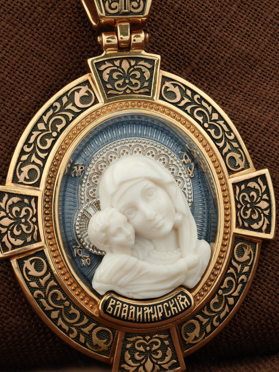 Образок из золота c эмалью и бивнем мамонта