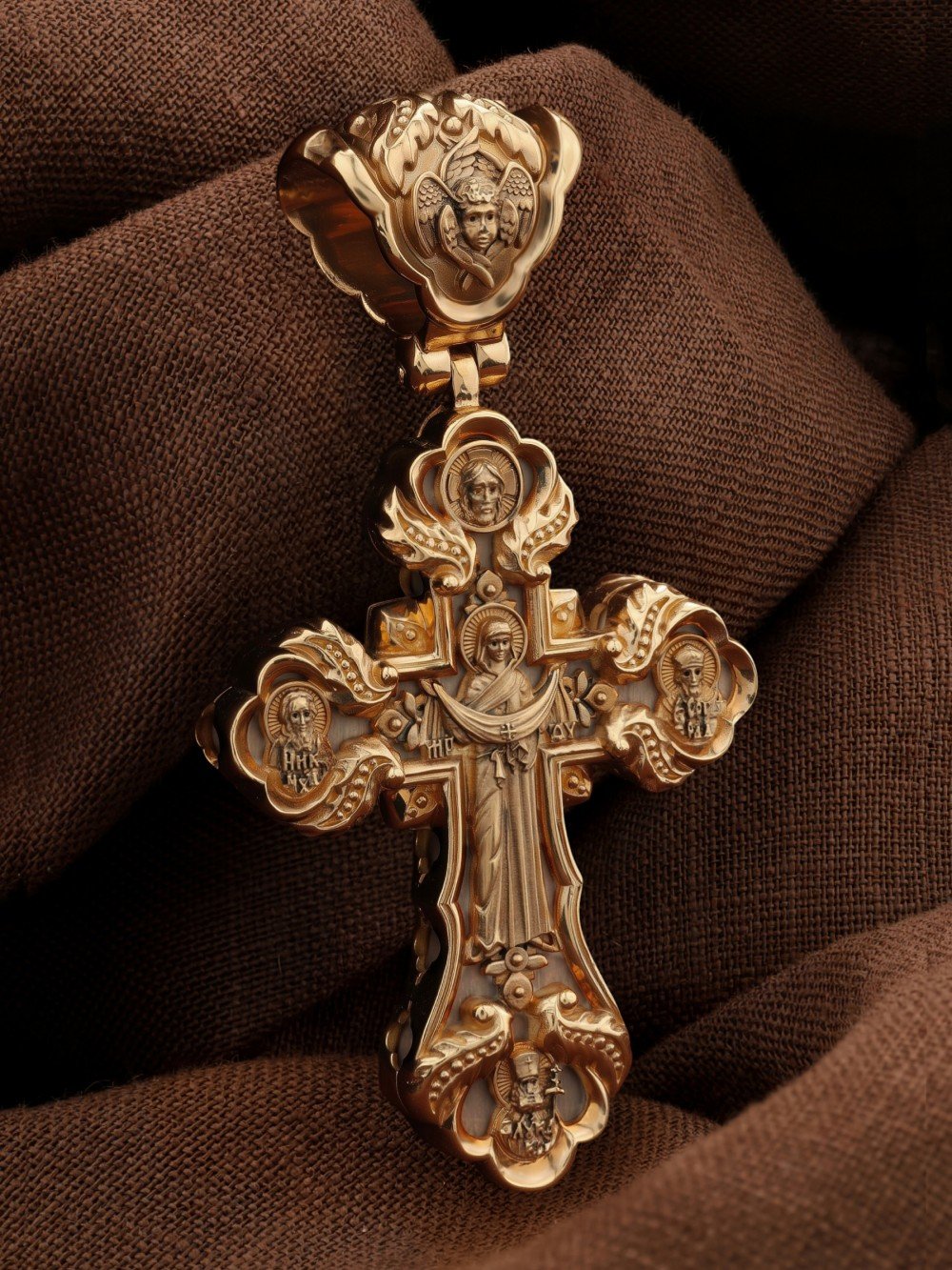 Крест из золота c деревом груши