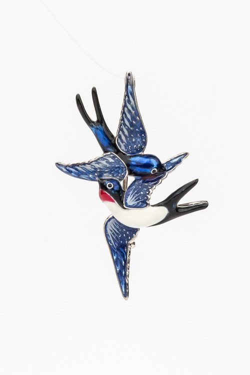 Брошь из белого золота c эмалью