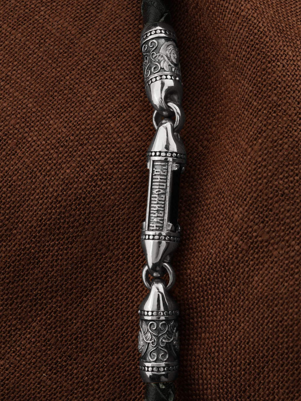 Шнурок кожаный из белого золота c кожаным шнурком и ониксом