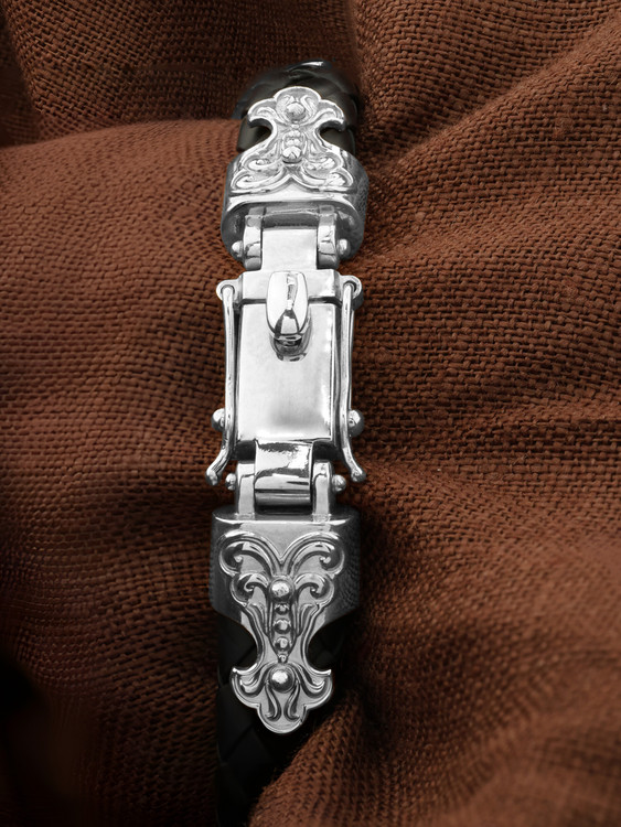 Браслет из белого золота c шнурком и ониксом