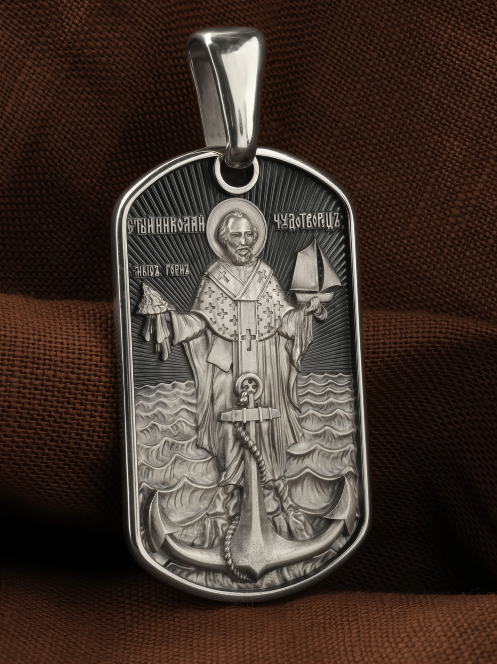 Образок из белого золота c эмалью