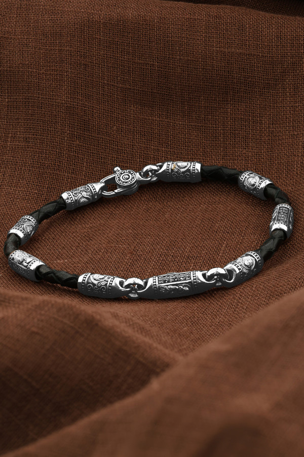 Браслет из белого золота c кожаным шнурком