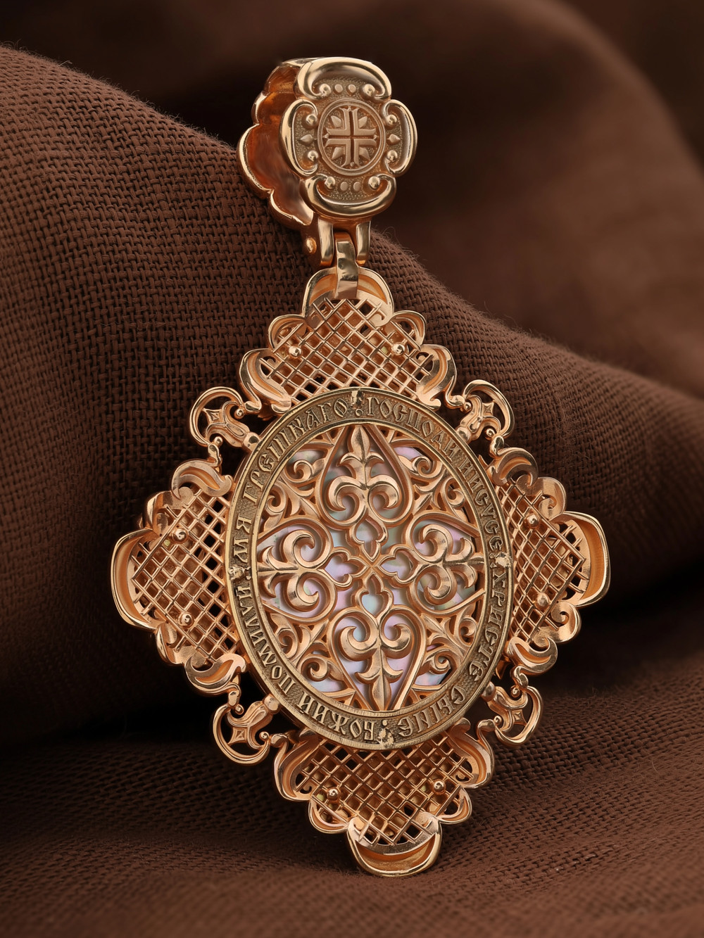 Образок из золота c эмалью и перламутром