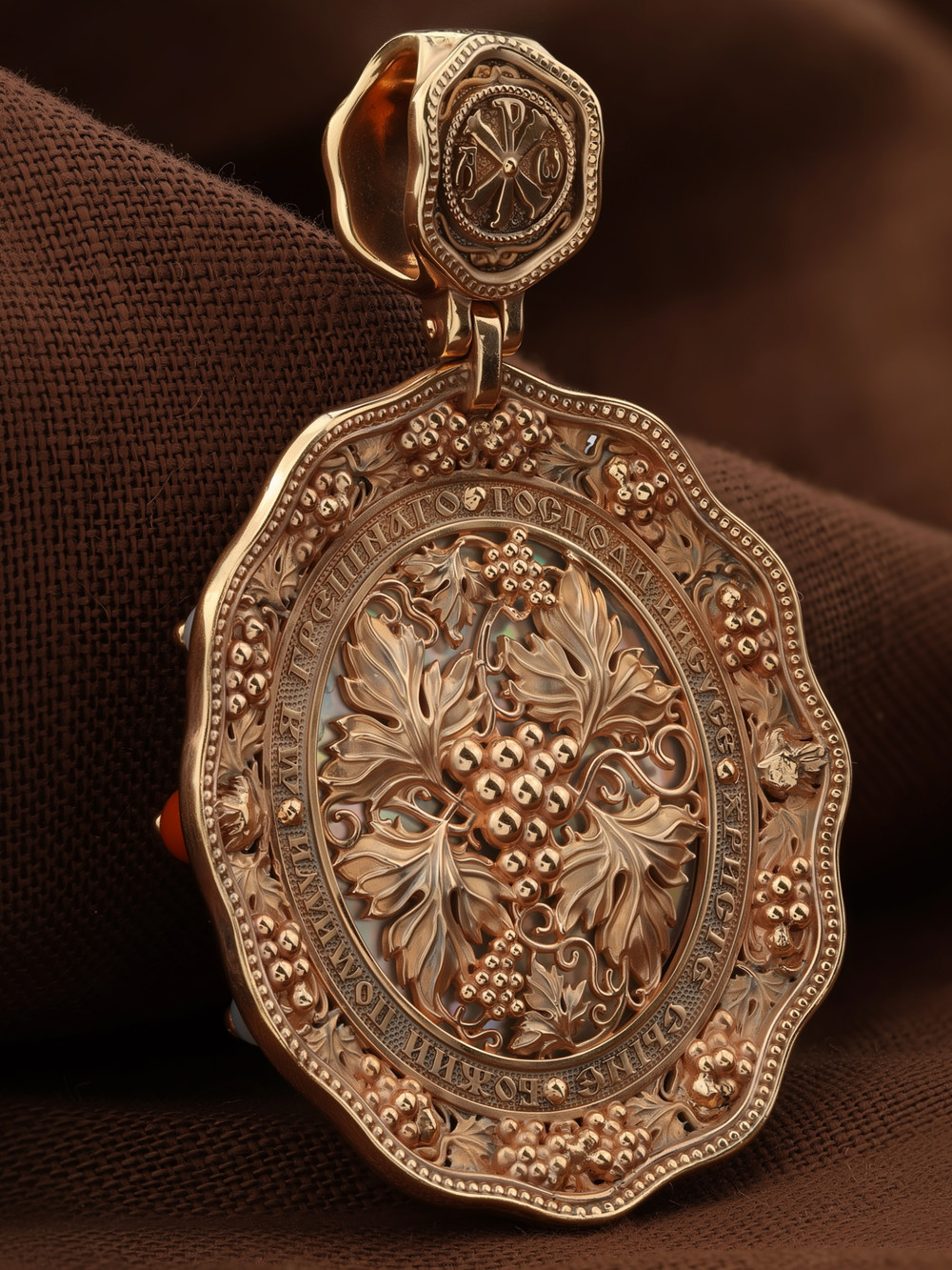 Образок из золота c эмаль , жемчугом, кораллом и перламутром