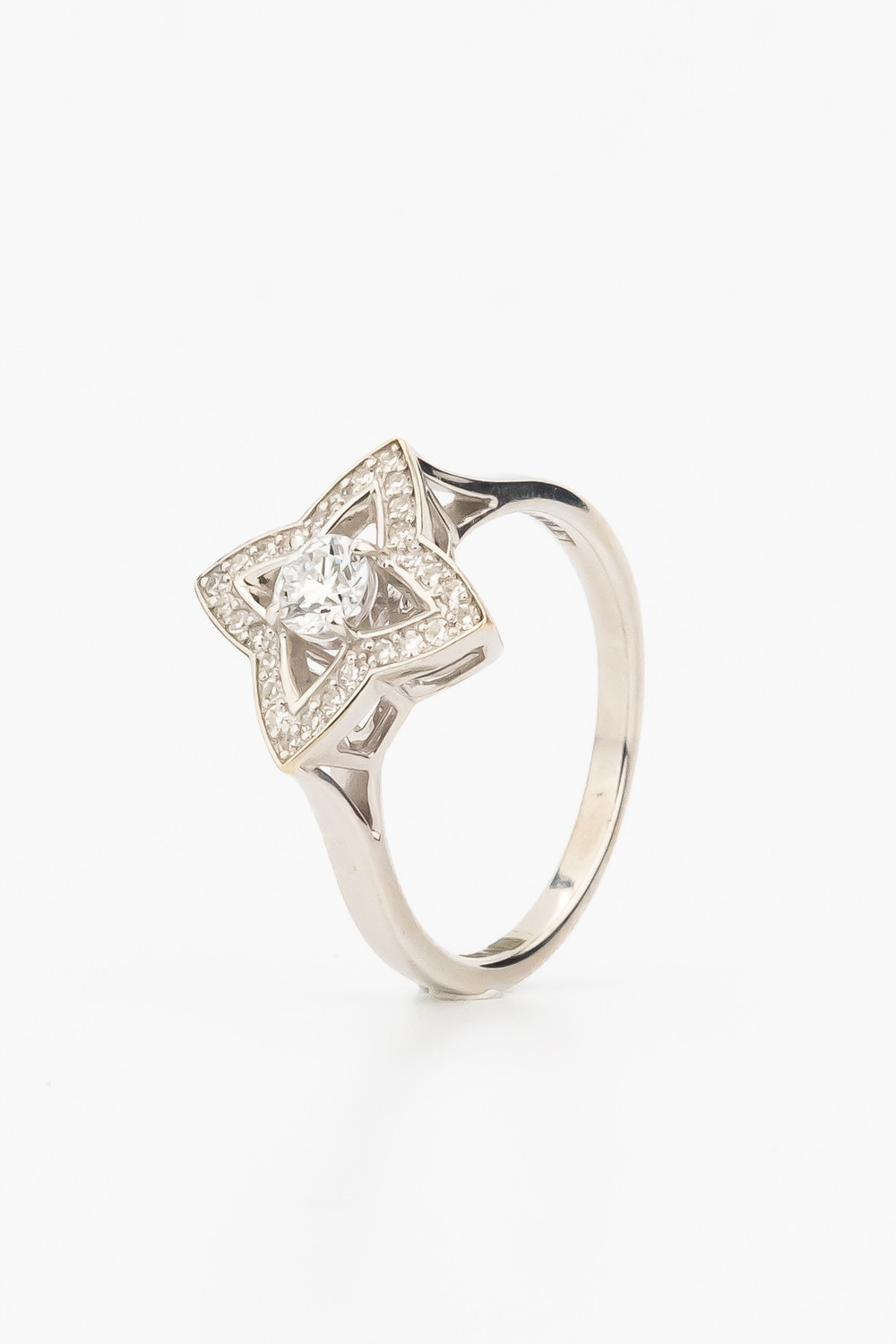 Кольцо из белого золота c бриллиантами