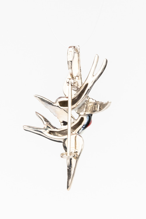 Брошь из белого золота c эмалью