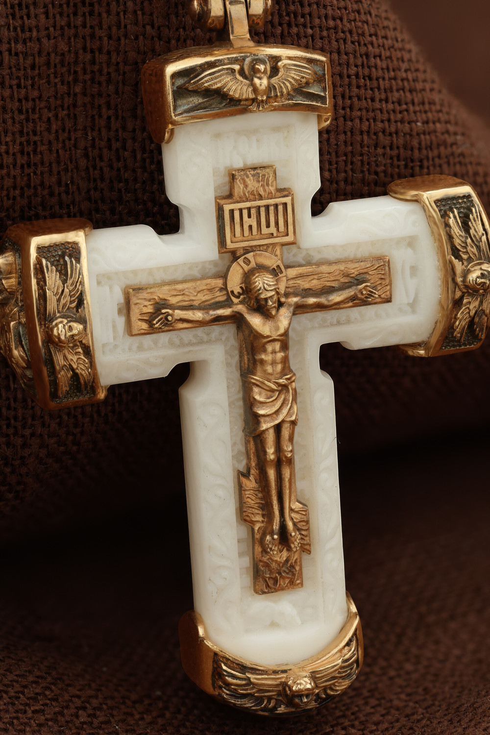 Крест из золота c бивнем мамонта