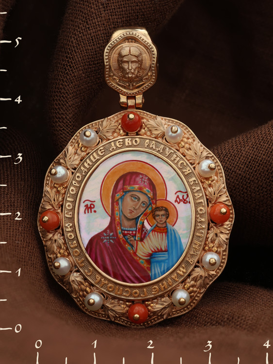 Образок из золота c эмаль , жемчугом, кораллом и перламутром