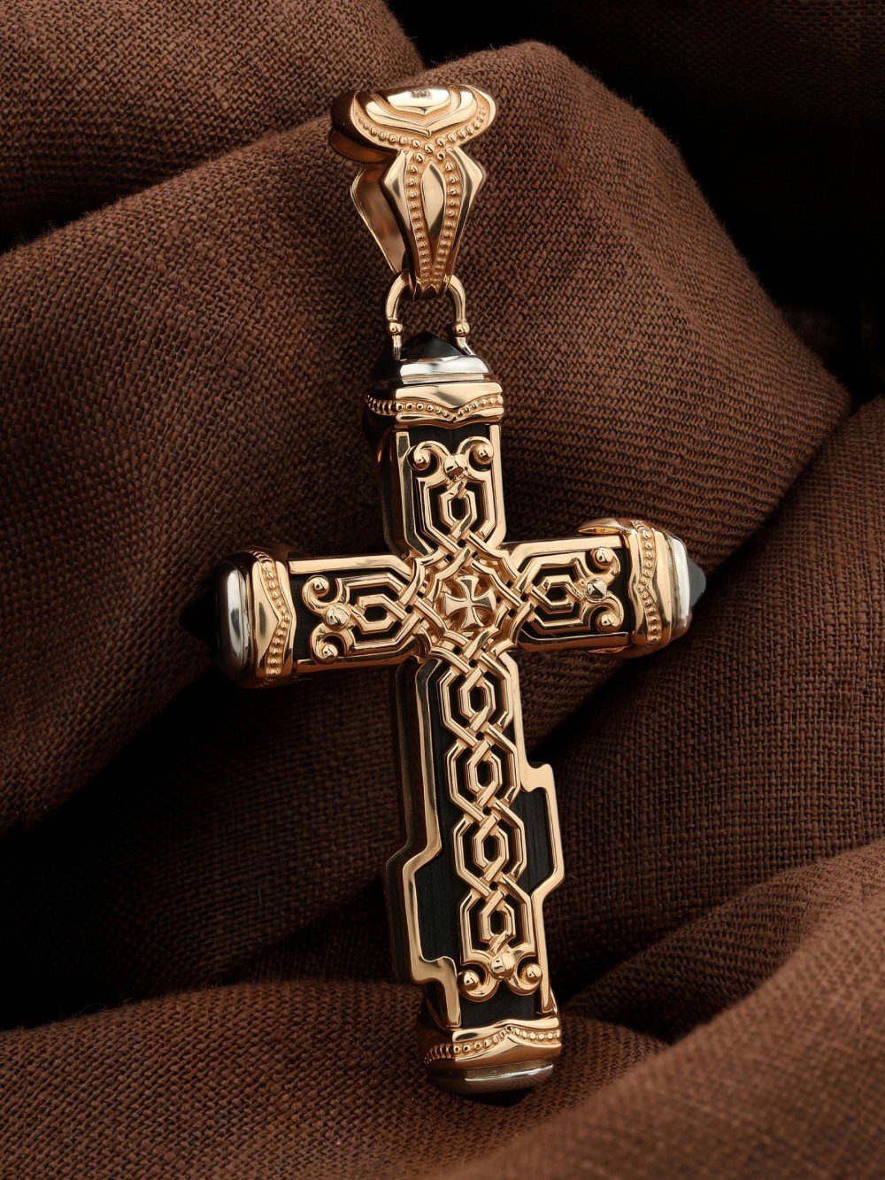 Крест из золота c ониксом и эбеновым деревом
