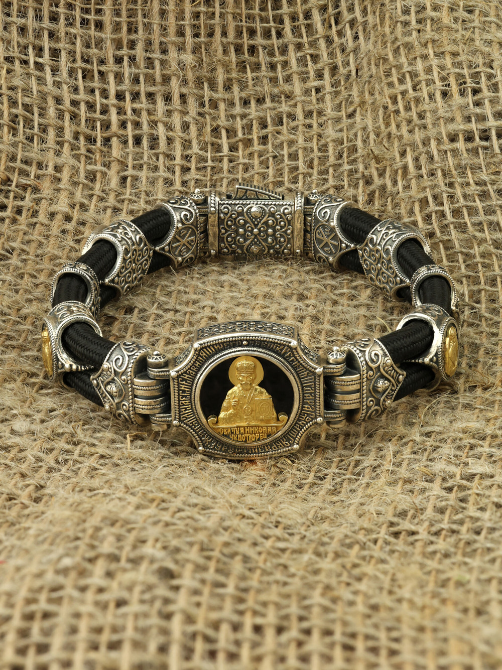 Браслет из серебра и золота c ониксом и шёлковым шнурком