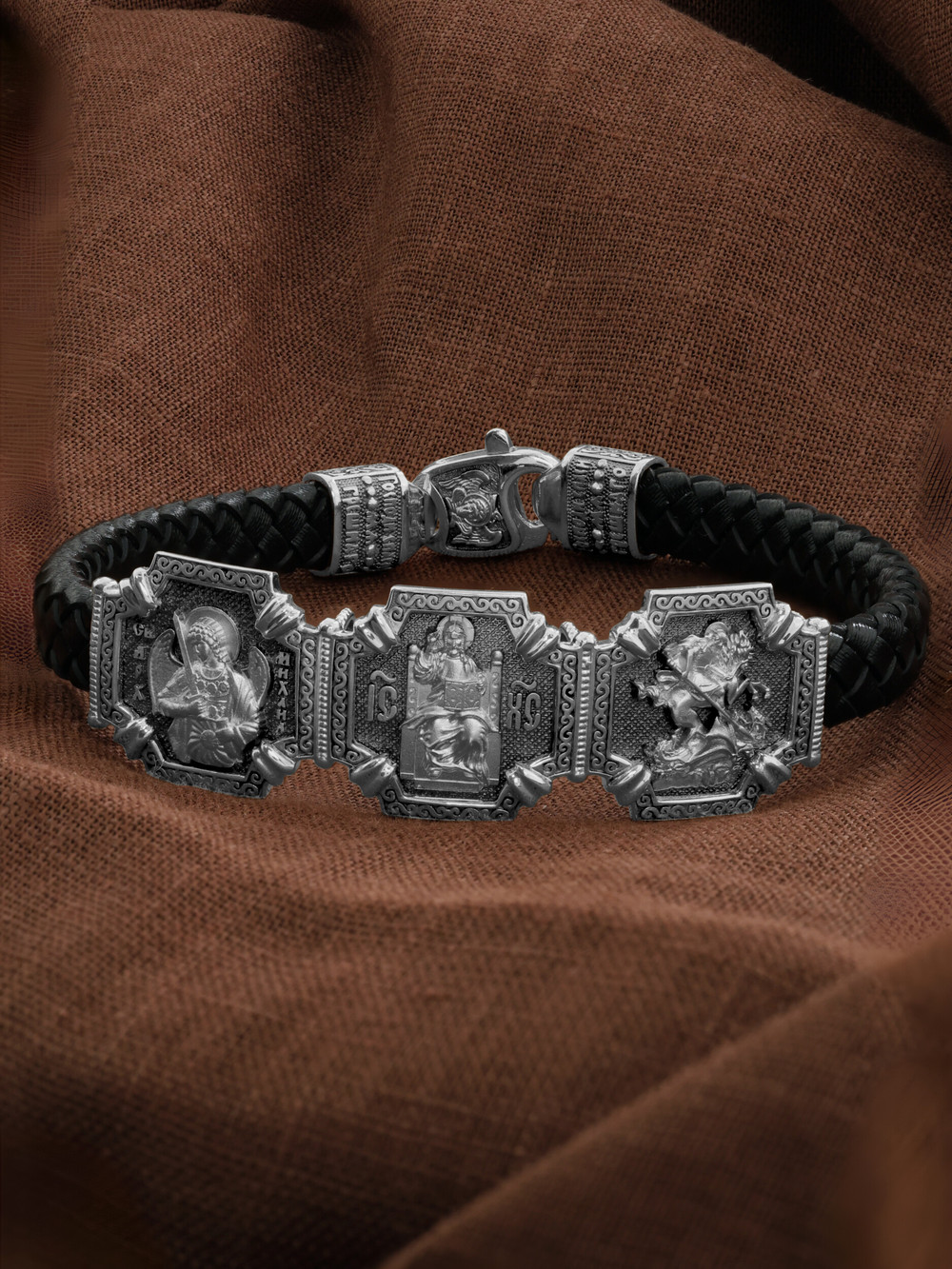 Браслет из белого золота c шнурком