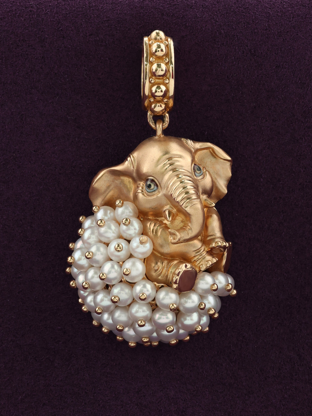 Подвеска из золота c эмалью и жемчугом