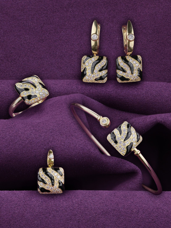 Кольцо из лимонного золота c эмалью и бриллиантами