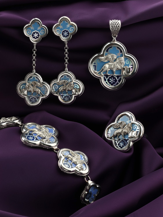 Подвеска из белого золота c эмалью и перламутром