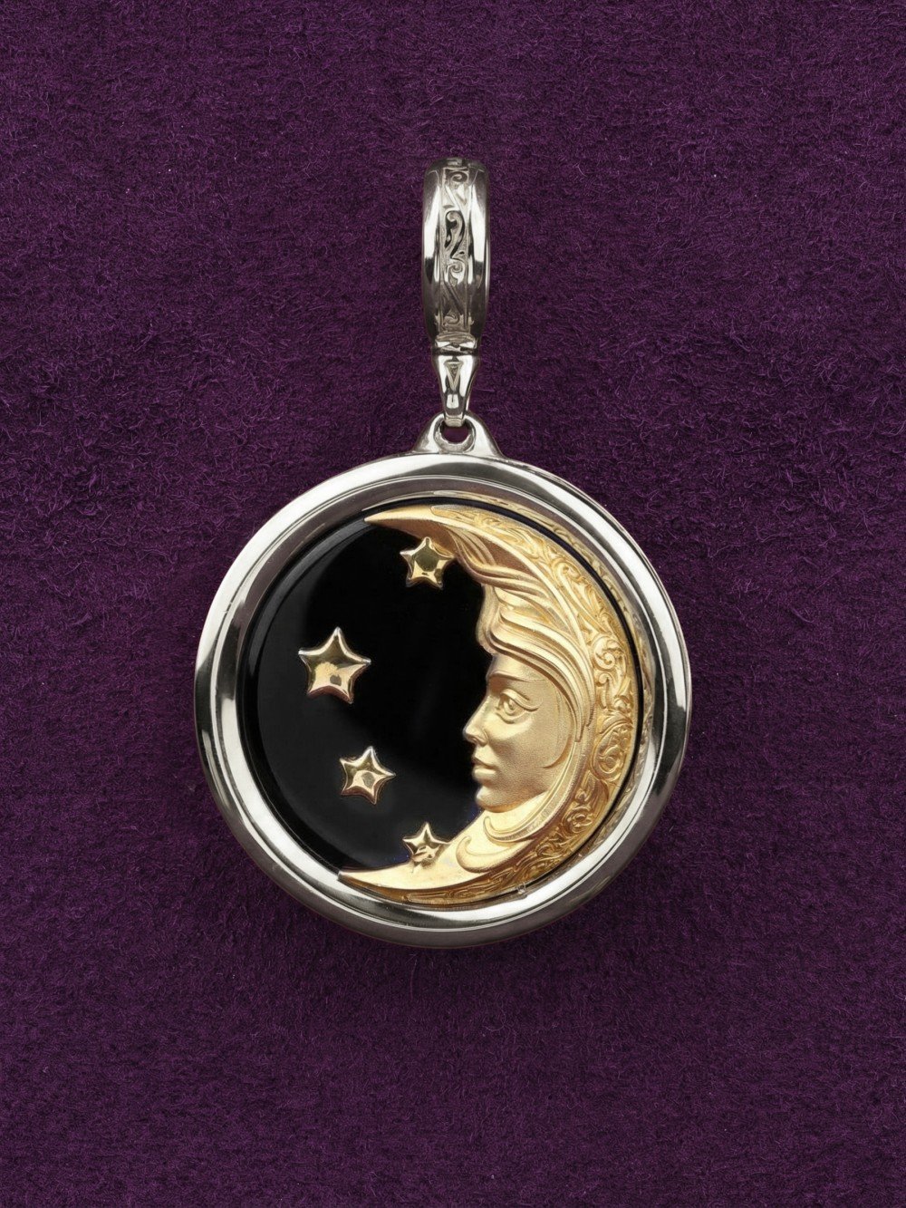 Подвеска из белого золота c ониксом и перламутром