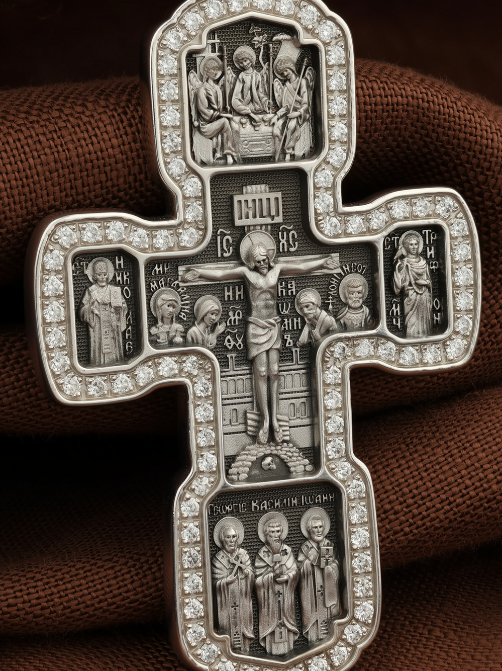 Крест из белого золота c бриллиантами