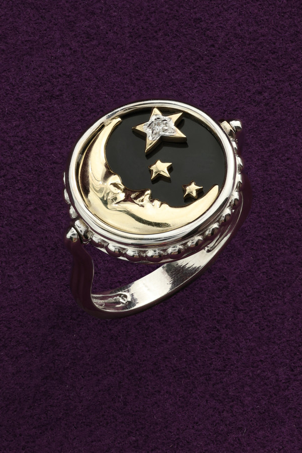 Кольцо из белого золота c бриллиантами, ониксом и перламутром