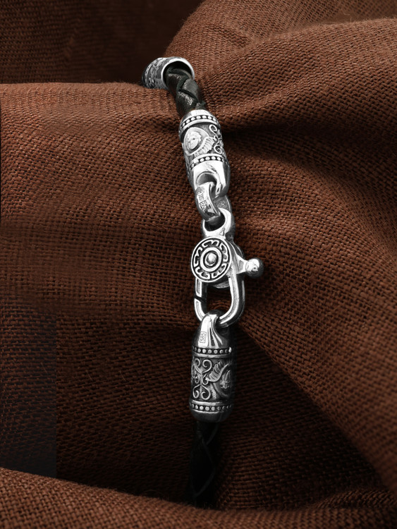 Браслет из белого золота c кожаным шнурком