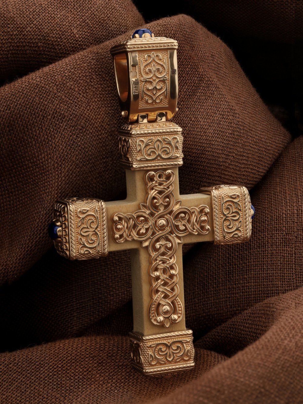 Крест из золота c эмалью, сапфиром и деревом груши