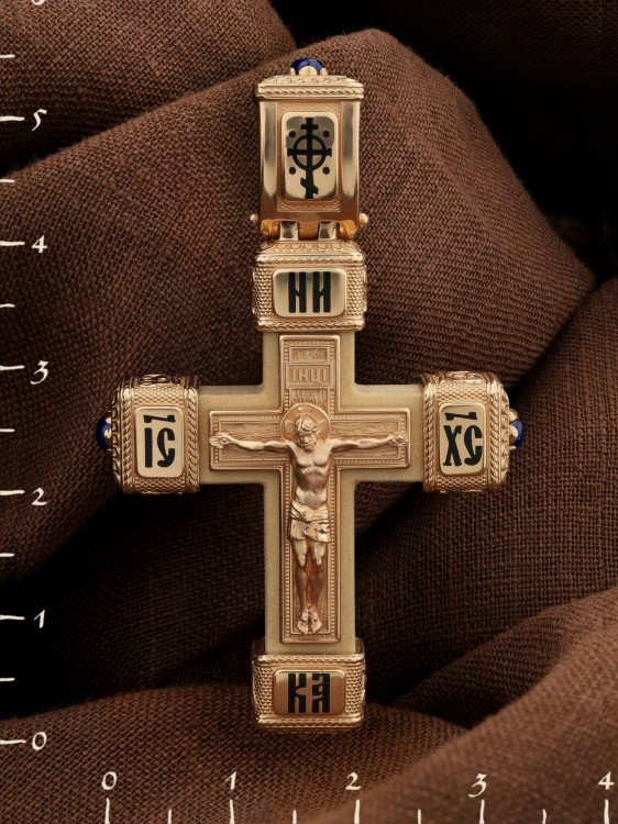 Крест из золота c эмалью, сапфиром и деревом груши