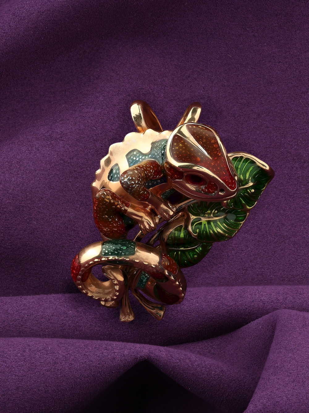 Подвеска из золота c эмаль и гранатом