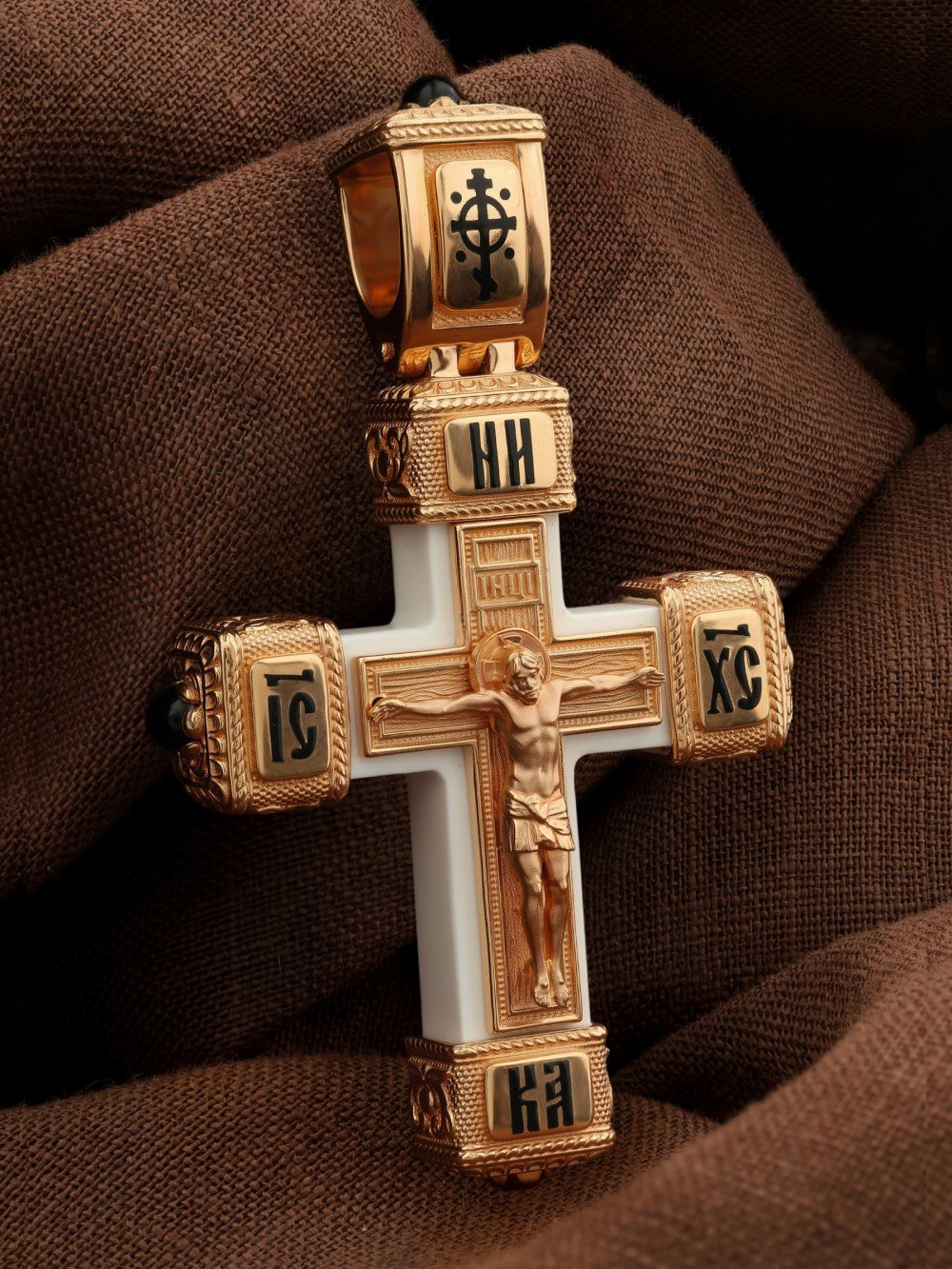 Крест из золота c эмаль , ониксом и бивнем мамонта